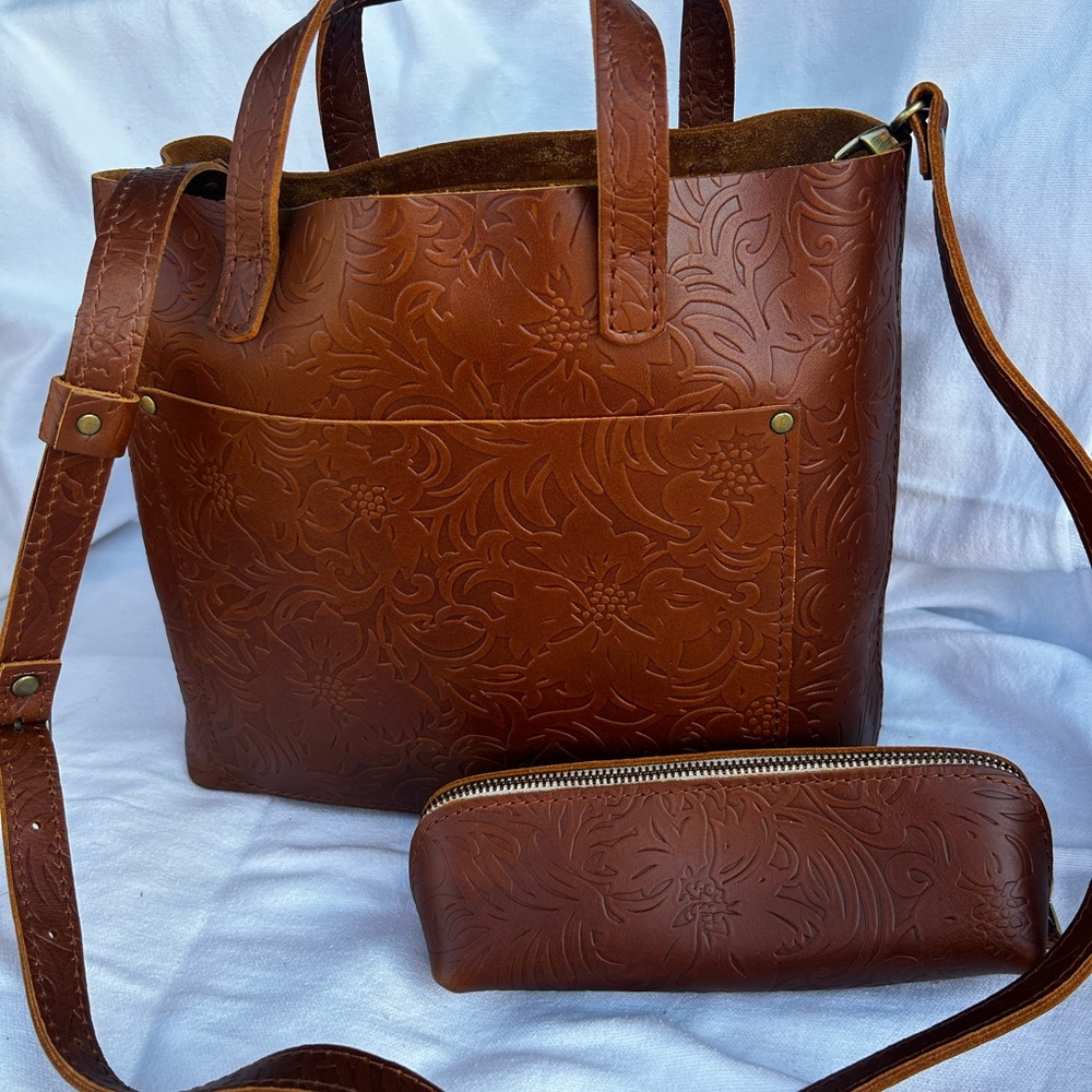 Meadow Classic Crossbody Tote - Picture 4 of 4